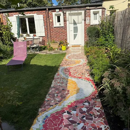 Daire Charming 2 Bedroom House Beautiful Garden And Patio